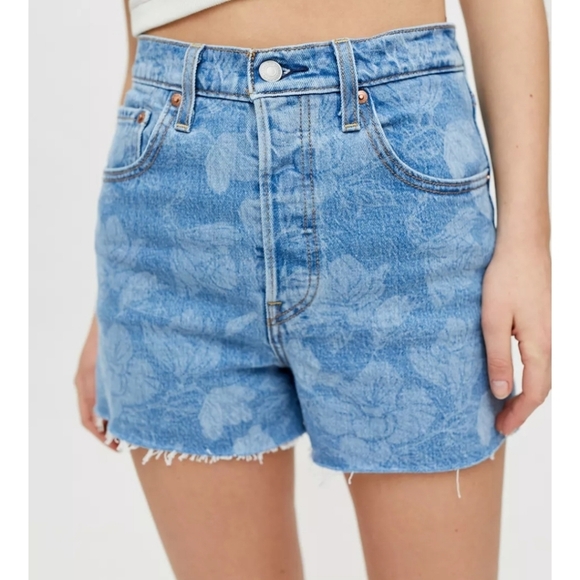 Levi’s Ribcage Denim High Rise Waisted Shorts - Picture 4 of 9
